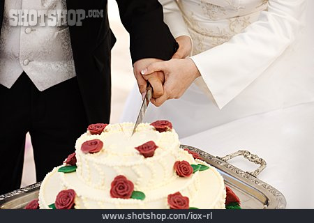 
                Brautpaar, Hochzeitsbrauch, Hochzeitstorte, Anschneiden                   