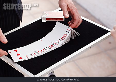 
                Kartenspieler, Fingerfertigkeit, Kartentrick                   