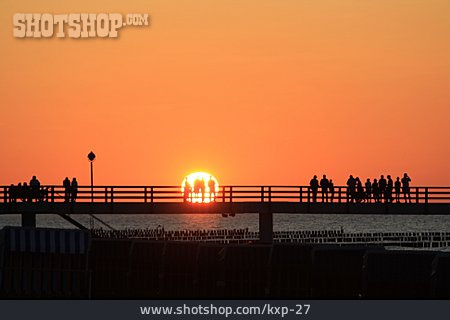 
                Sonnenuntergang, Brücke, Personengruppe                   