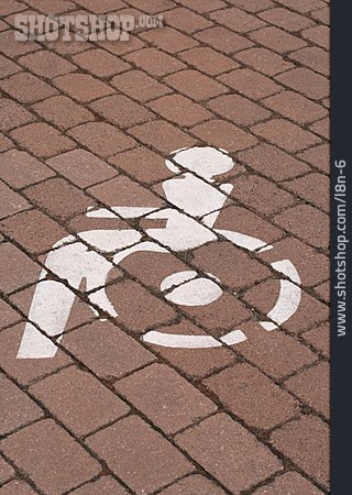 
                Rollstuhl, Behindertenparkplatz                   