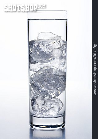 
                Eiswürfel, Wasserglas, Trinkwasser                   