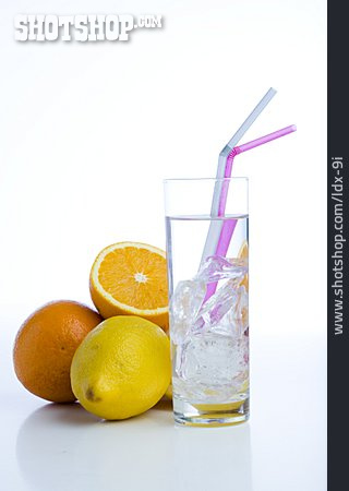 
                Erfrischung, Wasserglas, Zitrusfrucht                   
