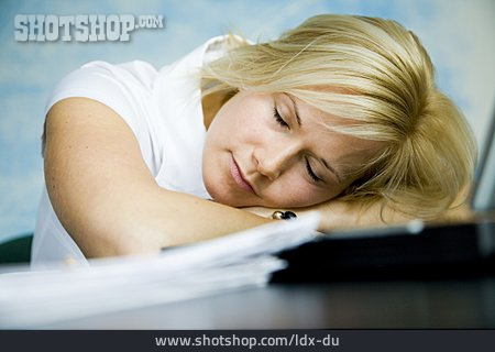 
                Frau, Arbeit & Beruf, Schlafen, überarbeitet                   