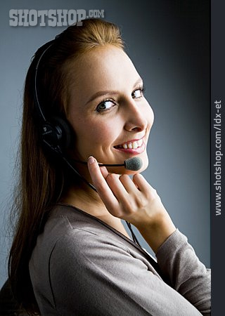 
                Junge Frau, Telefonieren, Kundenbetreuung, Telefondienst                   