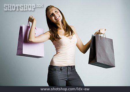 
                Junge Frau, Einkauf & Shopping, Einkaufsbummel                   