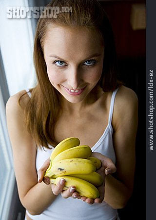 
                Junge Frau, Banane, Anbieten                   