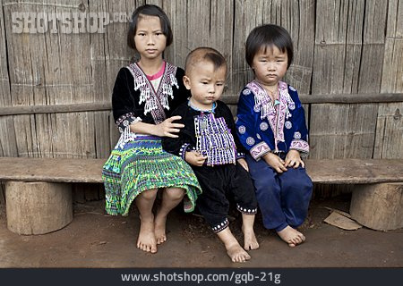 
                Kind, Tracht, Hmong                   
