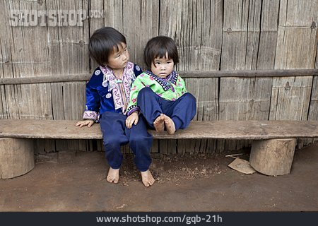 
                2 Kinder, Indigen, Hmong, Miao                   