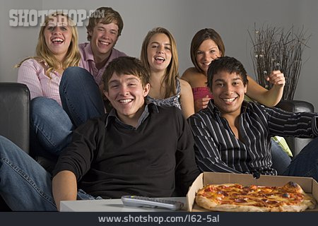 
                Teenager, Zusammen, Fernsehabend                   