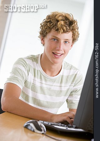 
                Jugendlicher, Computer, Surfen, Chatten                   