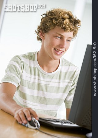 
                Jugendlicher, Computer, Surfen, Chatten                   