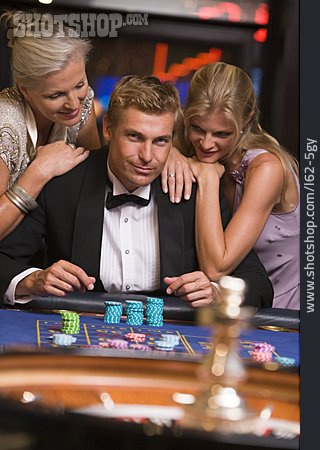 
                Frau, Mann, Glücksspiel, Roulette                   