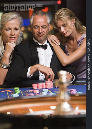 
                Frau, Mann, Glücksspiel, Roulette                   