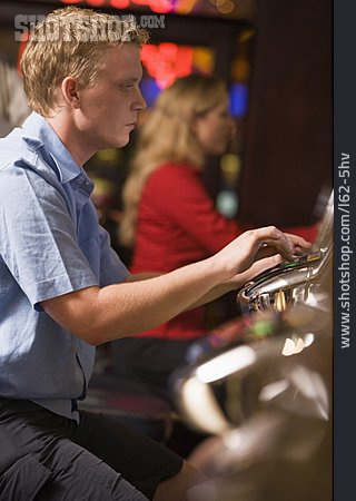 
                Junger Mann, Mann, Glücksspiel, Spielautomat                   
