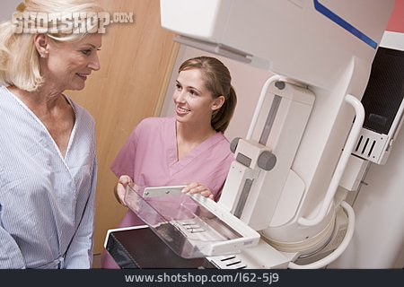 
                Patientin, ärztin, Mammografie                   