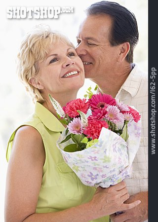 
                Valentinstag, Ehepaar, Hochzeitstag, Blumengeschenk                   