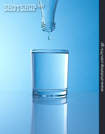 
                Wasserglas, Wasserflasche                   