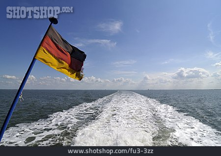 
                Deutschlandflagge, Hecksee, Heckwelle                   