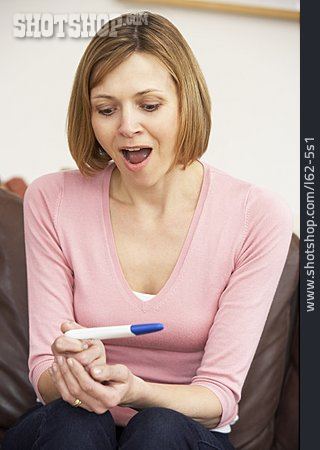 
                Frau, überrascht, Schwangerschaftstest                   