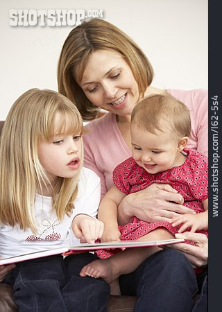 
                Mutter, Lesen, Geschwister, Familienleben                   