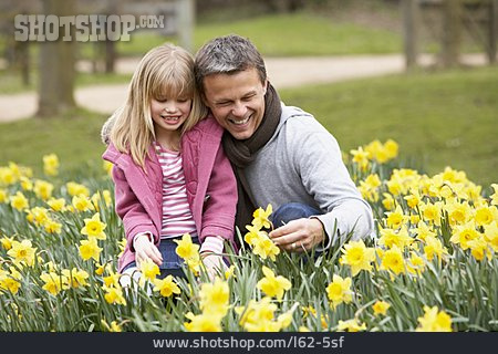
                Vater, Blumenwiese, Tochter                   
