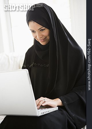 
                Frau, Tippen, Muslimin                   