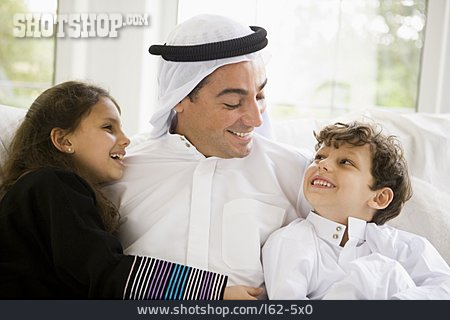 
                Kind, Vater, Muslim                   