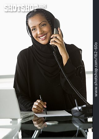 
                Büro & Office, Telefonieren, Muslimin                   