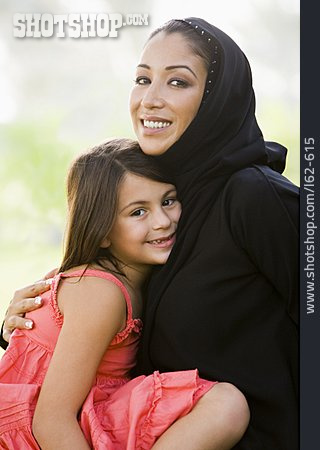
                Portrait, Mutter, Umarmen, Tochter, Muslimin                   