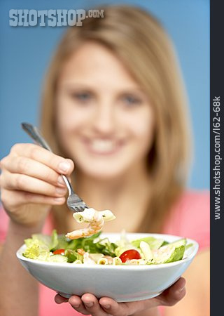 
                Gesunde Ernährung, Salat, Anbieten, Salatteller                   