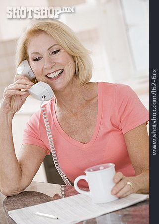 
                Frau, Häusliches Leben, Telefonieren                   
