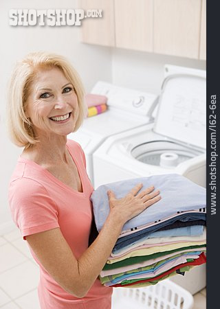 
                Wäsche, Hausfrau, Wäschestapel                   