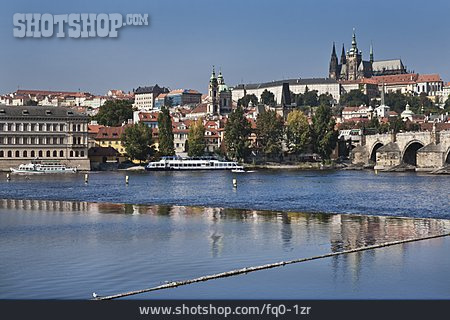 
                Prag, Moldau, Karlsbrücke, Veitsdom                   