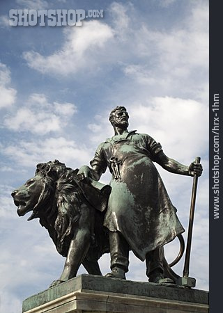 
                Statue, Victoria Memorial                   