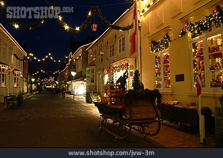 
                Städtisches Leben, Weihnachtszeit, Einkaufsstraße, Weihnachtsbeleuchtung                   