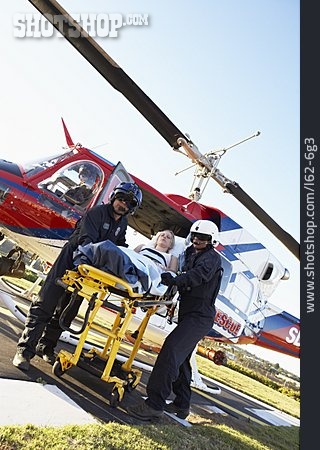 
                Patient, Rettungsdienst, Sanitäter, Hubschraubereinsatz                   