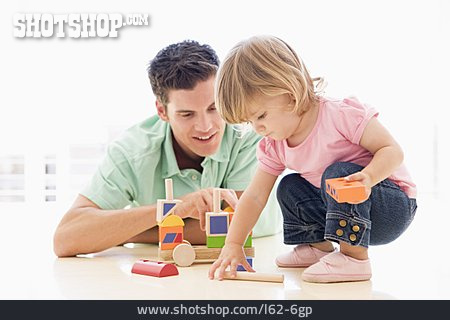 
                Kleinkind, Vater, Holzspielzeug                   