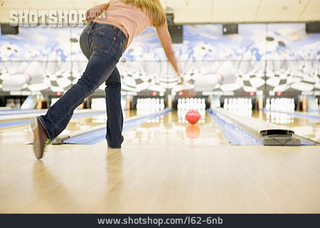 
                Junge Frau, Bowling, Bowlingbahn                   