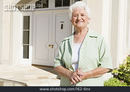
                Portrait, Seniorin, Hausbesitzerin                   