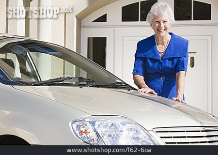 
                Seniorin, Neuwagen, Autobesitzerin                   