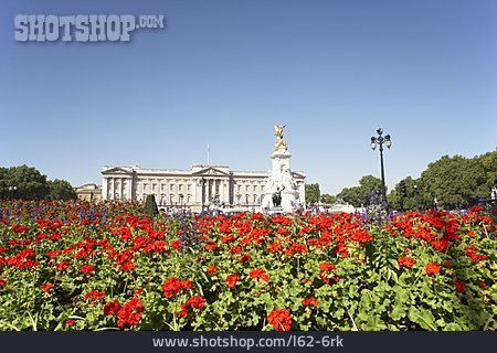
                London, Victoria Memorial, Buckingham Palace                   