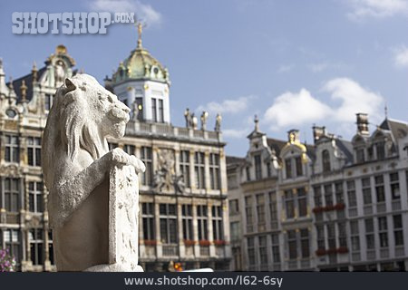 
                Brüssel, Löwenfigur, Grand-place                   