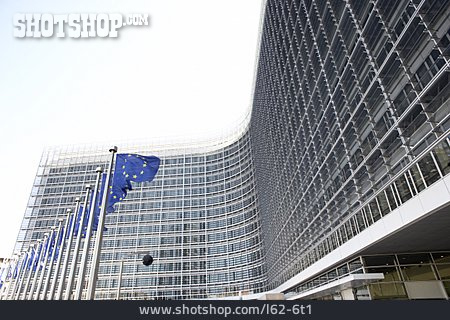 
                Europafahne, Brüssel, Europäische Kommission, Berlaymont-gebäude                   