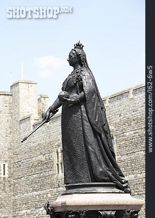 
                Skulptur, Windsor Castle, Queen Victoria Statue                   