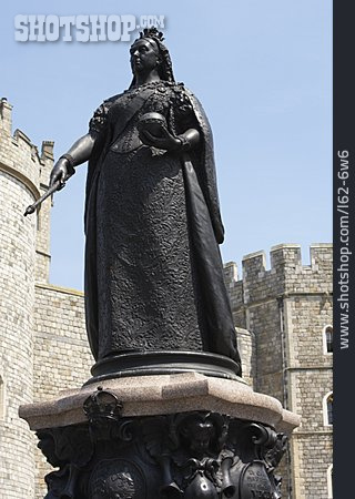 
                Statue, Windsor Castle                   