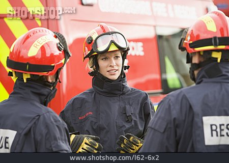 
                Feuerwehrmann, Feuerwehreinsatz, Lagebesprechung                   