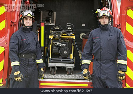 
                Feuerwehrmann, Feuerwehrauto, Arbeitskollege                   