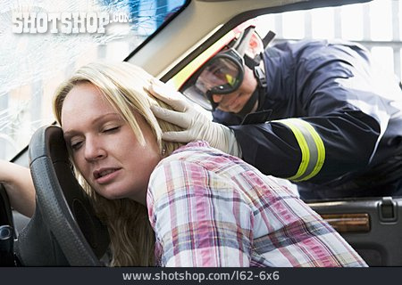 
                Verkehrsunfall, Feuerwehrmann, Unfallopfer, Bewusstlos                   