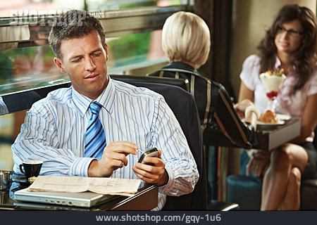 
                Mobile Kommunikation, Mittagspause, Geschäftsmann                   