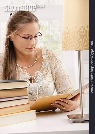 
                Junge Frau, Lesen, Lernen                   